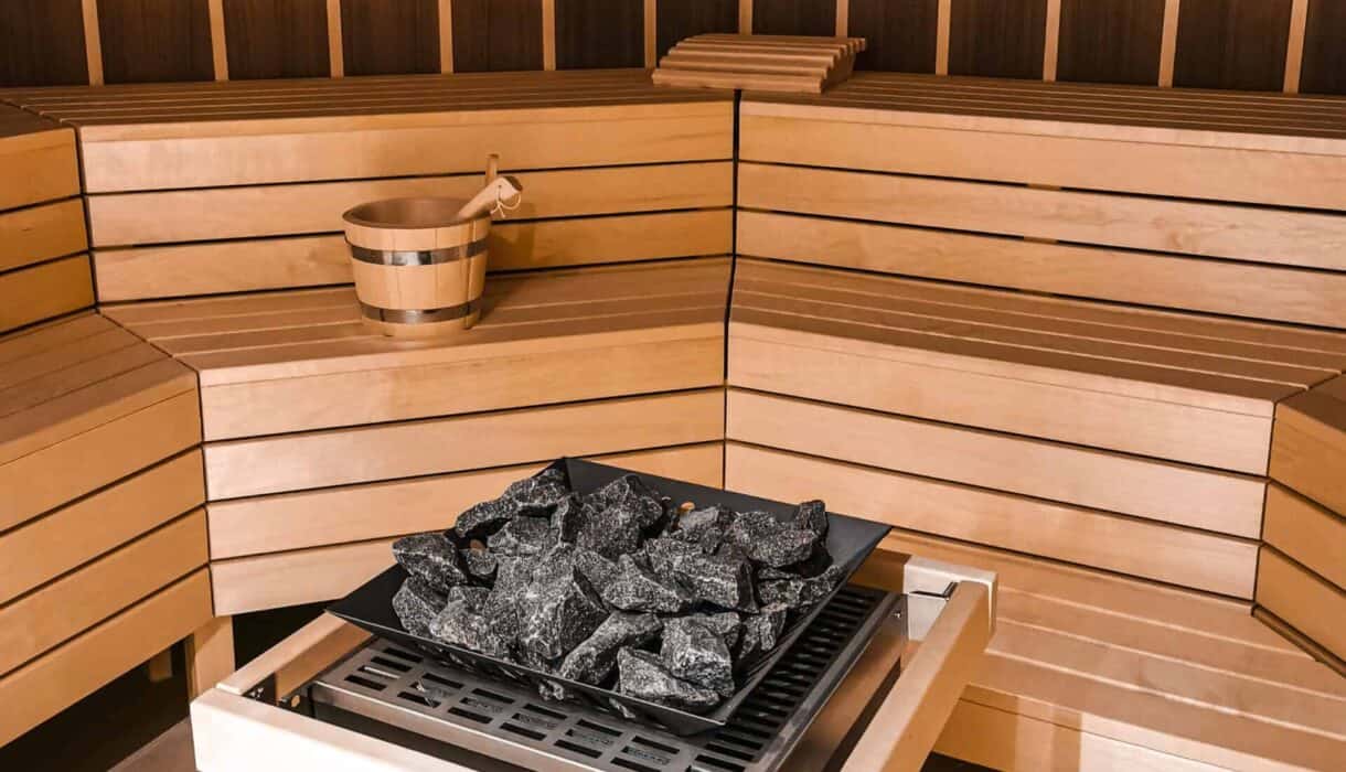 Finnische Sauna Wellness Schlossappartements Heringsdorf Finnische Sauna mit Holzliegen und Aufgusskübel im Wellnessbereich der Schlossappartements in Heringsdorf