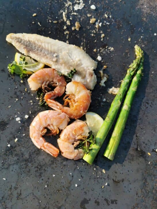 Fisch Garnelen Spargel Hotel Weisses Schloss in Heringsdorf Gegrillter Fisch mit Garnelen und grünem Spargel – frische Küche des Hotel Weisses Schloss in Heringsdorf