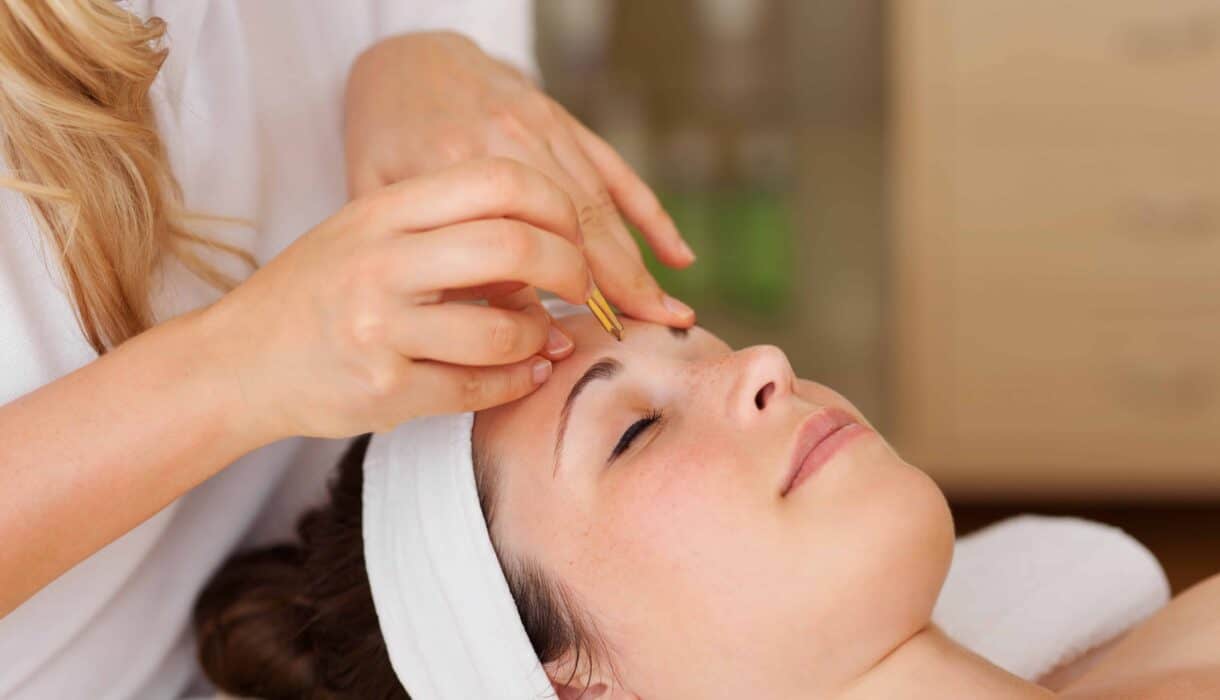 augenbrauen zupfen Gesichtsbehandlung im Wellnessbereich der Schlossappartements in Heringsdorf – entspannende Anwendung für Ihre Auszeit auf Usedom