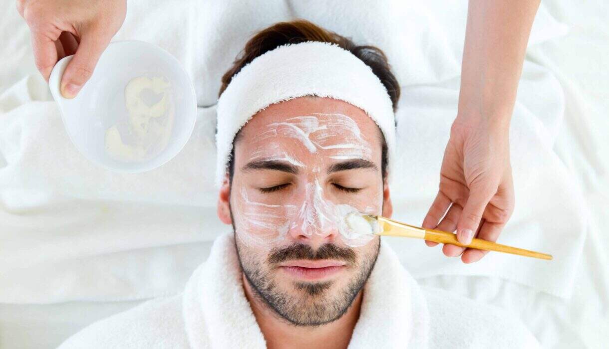 Gesichtsmaske Wellness Schlossappartements Heringsdorf Gesichtsbehandlung mit aufgetragener Maske im Wellnessbereich der Schlossappartements in Heringsdorf auf Usedom