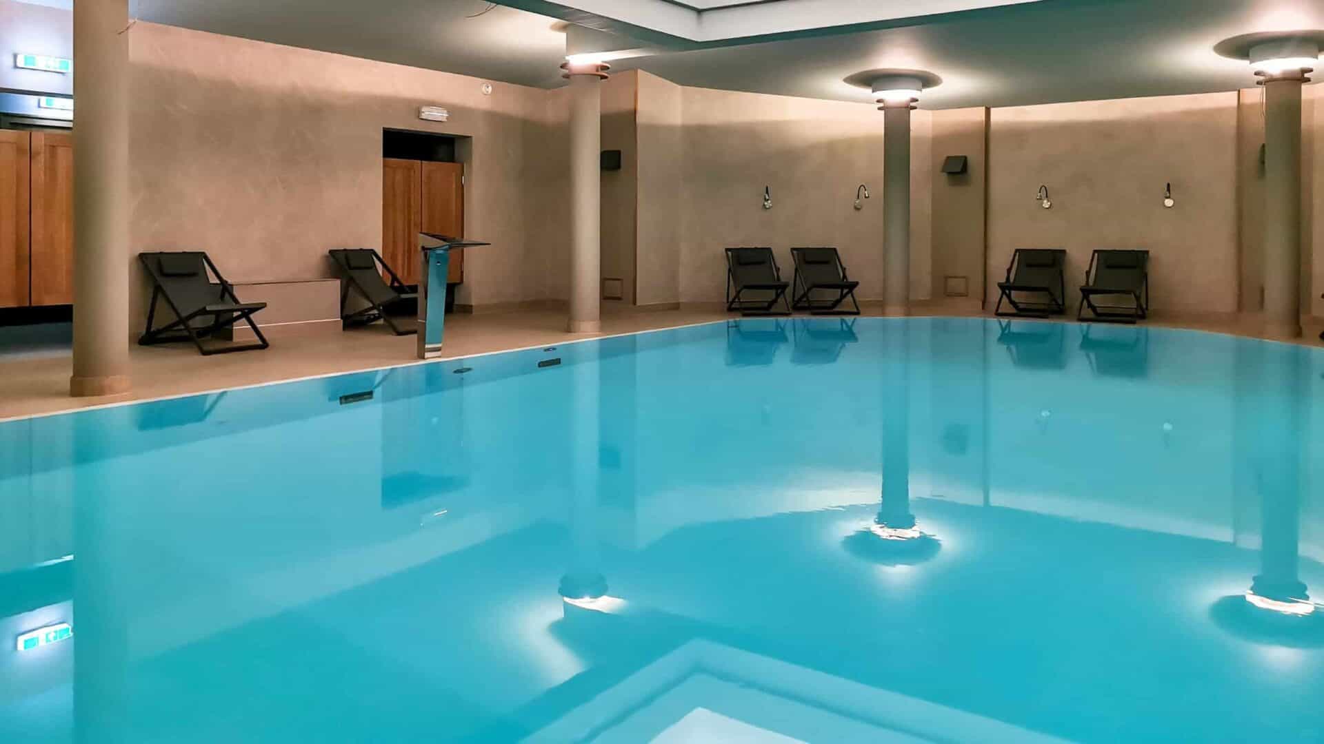 Innenpool im Wellnessbereich der Schlossappartements Heringsdorf Beleuchteter Innenpool mit Liegelandschaft im Wellnessbereich der Schlossappartements in Heringsdorf auf Usedom