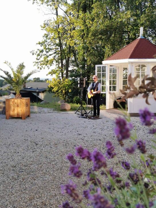 Veranstaltungen Hotel Weisses Schloss in Heringsdorf Live Musik Live-Musik-Veranstaltung vor dem Pavillon des Hotel Weisses Schloss in Heringsdorf mit Lavendel im Vordergrund